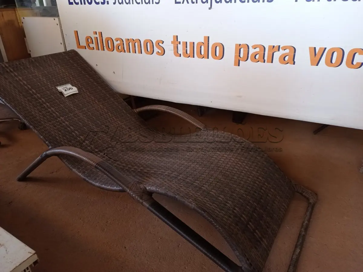 LOTE 256 - 01 ESPREGUIÇADEIRA PARA PISCINA (LOUNGE CHAIR). (NO ESTADO EM QUE SE ENCONTRA. SUJEITO A AVARIAS OCULTAS/VISÍVEIS.) AV9505K