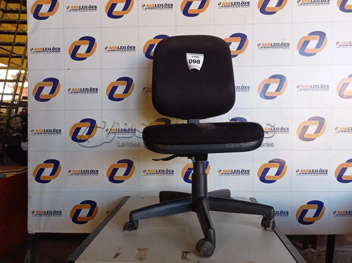 LOTE 098 - 01 CADEIRA PARA ESCRITÓRIO COM AVARIAS (OFFICE CHAIR). (NO ESTADO EM QUE SE ENCONTRA. SUJEITO A AVARIAS OCULTAS/VISÍVEIS.)0000062
