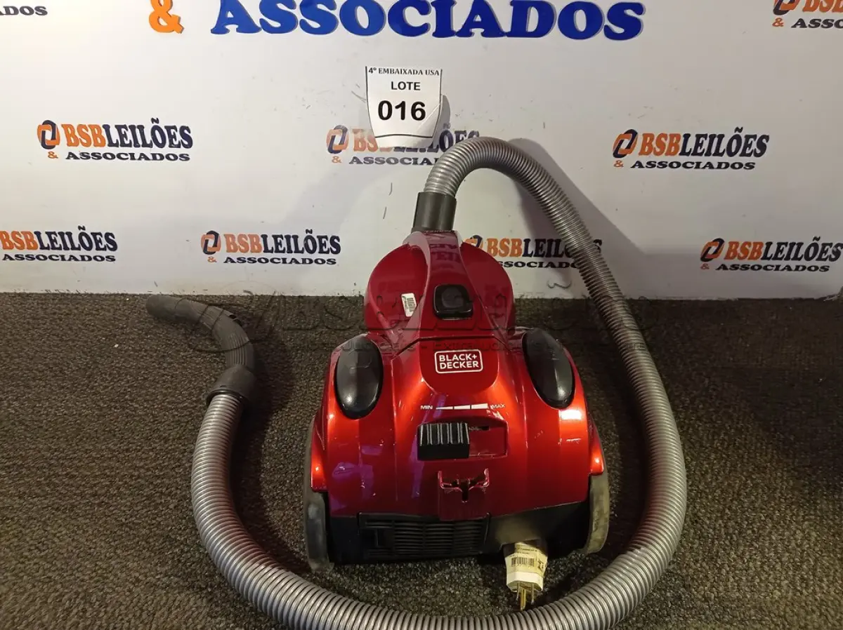 LOTE 016 - 01 ASPIRADOR DE PÓ MARCA BLACK DECKER 127V. VACUM. (NO ESTADO EM QUE SE ENCONTRA. SUJEITO A AVARIAS OCULTAS/VISÍVEIS.) AV9342N