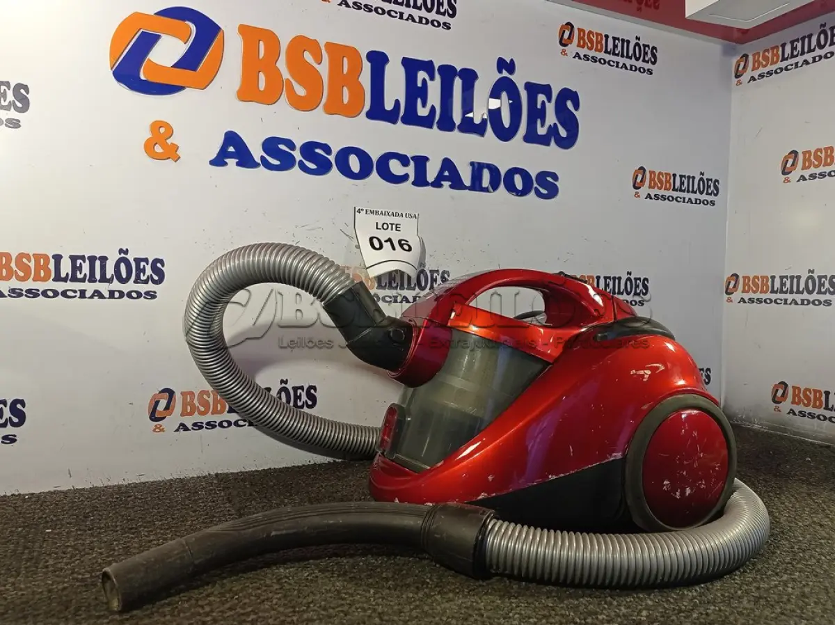 LOTE 016 - 01 ASPIRADOR DE PÓ MARCA BLACK DECKER 127V. VACUM. (NO ESTADO EM QUE SE ENCONTRA. SUJEITO A AVARIAS OCULTAS/VISÍVEIS.) AV9342N