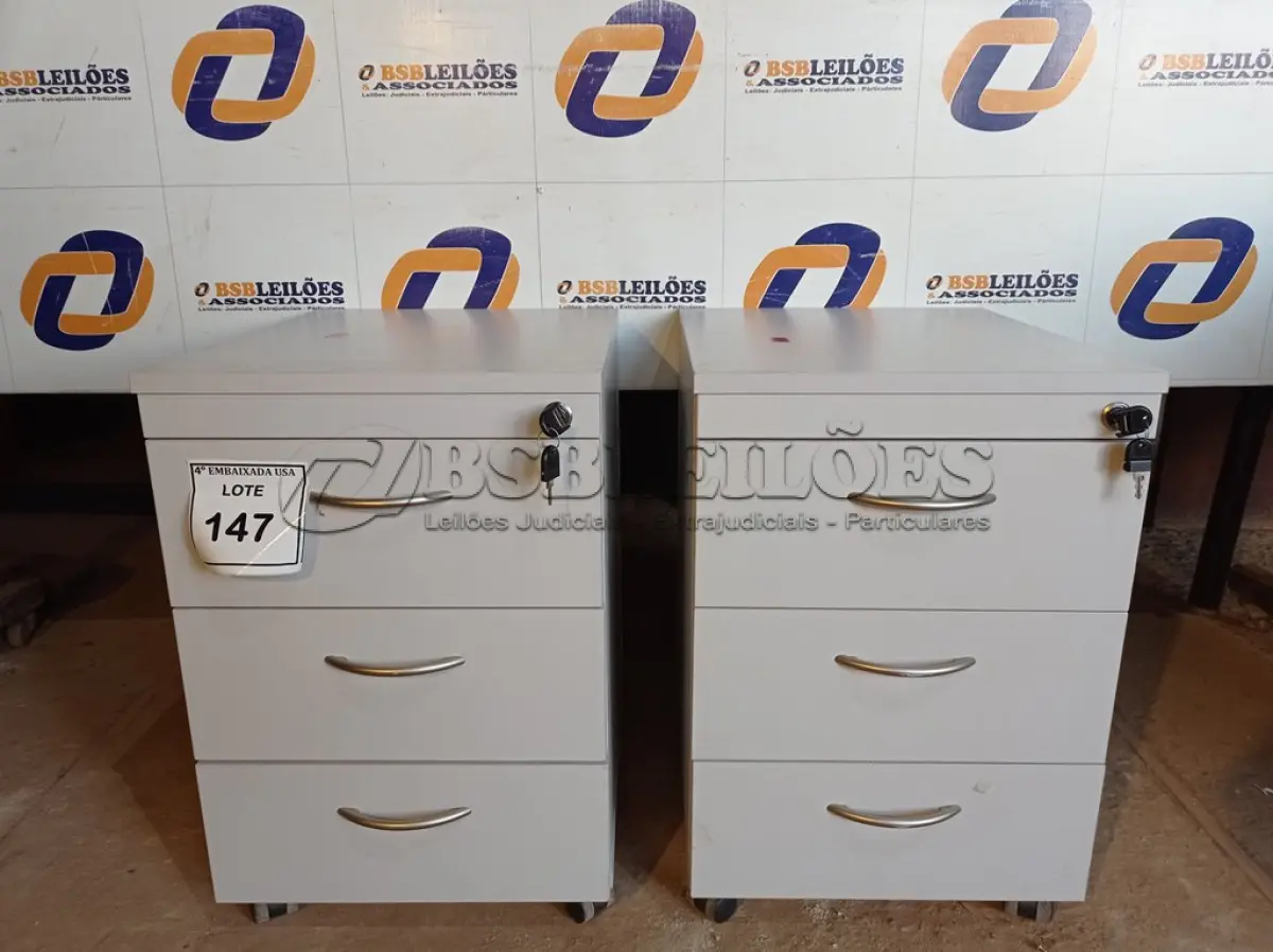 LOTE 147 - 02 GAVETEIROS EM MADEIRA (DRAWERS CABINET). (NO ESTADO EM QUE SE ENCONTRA. SUJEITO A AVARIAS OCULTAS/VISÍVEIS.) 0000081