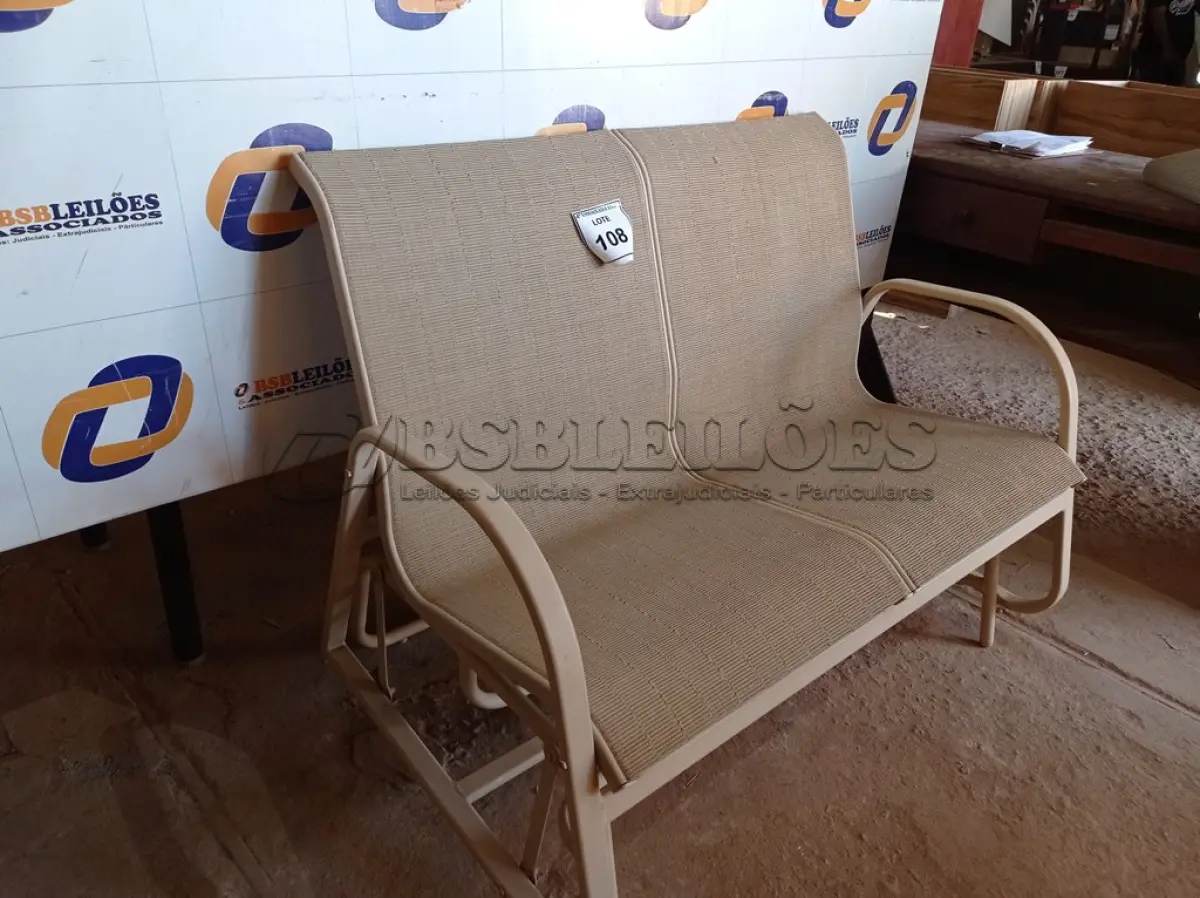 LOTE 108 - 01 CADEIRA DE BALANÇO DOIS LUGARES PARA PISCINA (SOFA GARDEN).  (NO ESTADO EM QUE SE ENCONTRA. SUJEITO A AVARIAS OCULTAS/VISÍVEIS.) BF8568D