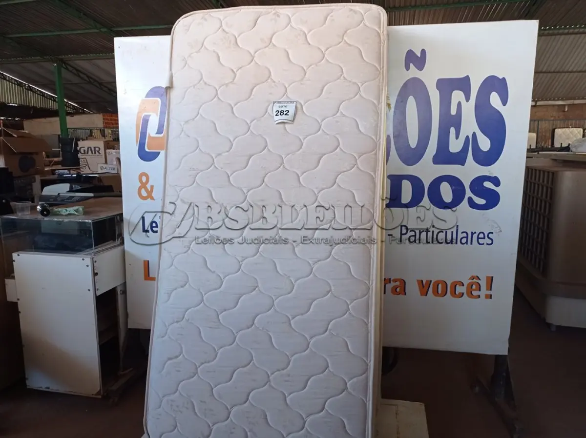 LOTE 282 - 01 COLCHÃO DE SOLTEIRO COM BASE (TWIN BED (MATTRESS+BOX). (NO ESTADO EM QUE SE ENCONTRA. SUJEITO A AVARIAS OCULTAS/VISÍVEIS.) AV9859M - BF8563W