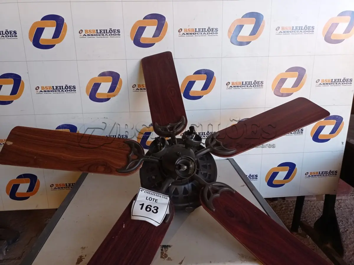 LOTE 163 - 01 VENTILADOR DE TETO COM PALETAS EM MADEIRA MARCA HUNTER) (1 WITH CEILING FANS). (NO ESTADO EM QUE SE ENCONTRA. SUJEITO A AVARIAS OCULTAS/VISÍVEIS.) 0000057