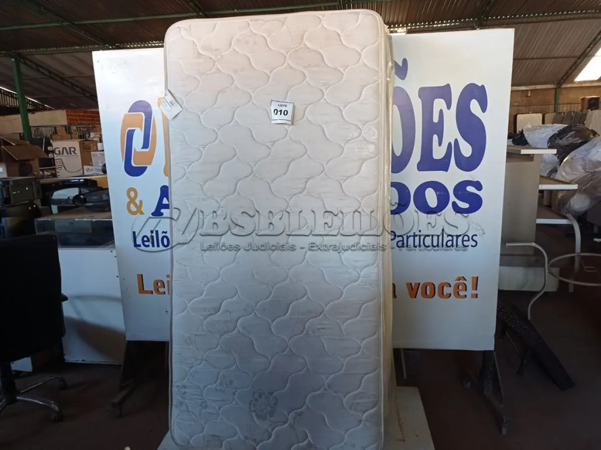 LOTE 010 - 01 COLCHÃO DE SOLTEIRO COM BASE (TWIN BED (MATTRESS+BOX). (NO ESTADO EM QUE SE ENCONTRA. SUJEITO A AVARIAS OCULTAS/VISÍVEIS.) AV9973W, AV9377M