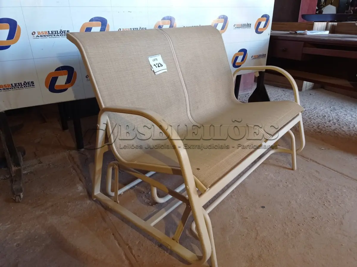 LOTE 123 - 01 CADEIRA DE BALANÇO DE DOIS LUGARES PARA PISCINA (SOFA GARDEN). (NO ESTADO EM QUE SE ENCONTRA. SUJEITO A AVARIAS OCULTAS/VISÍVEIS.) AV9803M