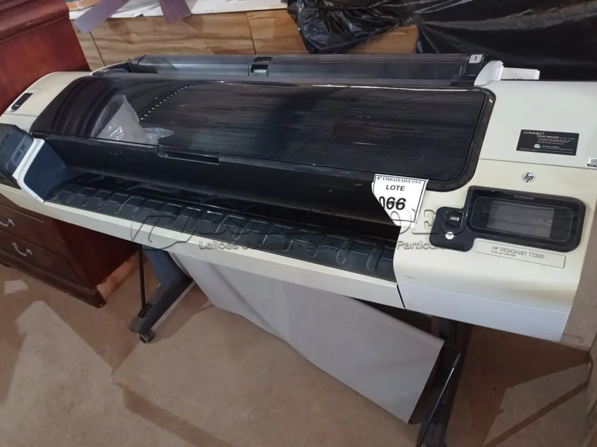 LOTE 066 - 01 IMPRESSORA PLOTTER DESIGNJET T1300 MARCA HP (PRINTER PLOTTER). (NO ESTADO EM QUE SE ENCONTRA. SUJEITO A AVARIAS OCULTAS/VISÍVEIS.) AV9715A