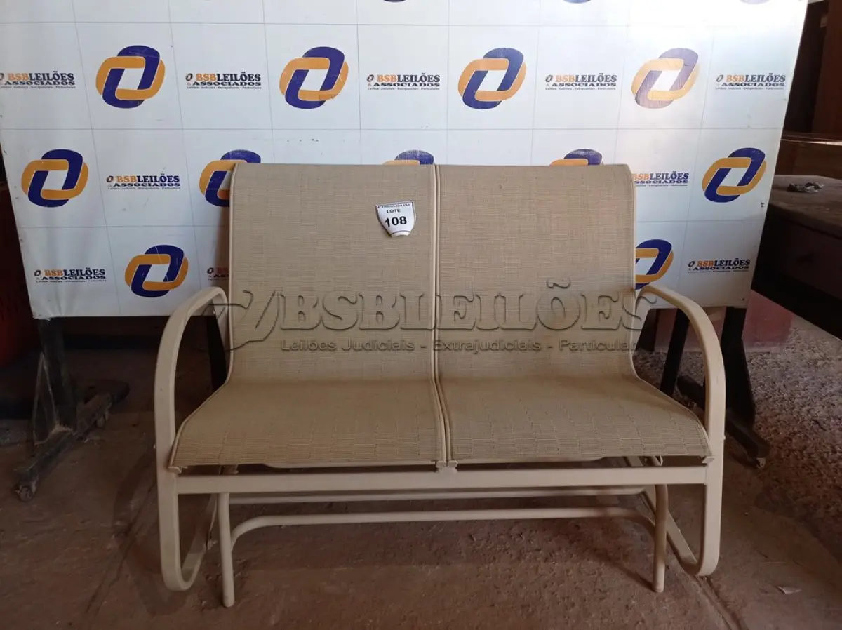 LOTE 108 - 01 CADEIRA DE BALANÇO DOIS LUGARES PARA PISCINA (SOFA GARDEN).  (NO ESTADO EM QUE SE ENCONTRA. SUJEITO A AVARIAS OCULTAS/VISÍVEIS.) BF8568D