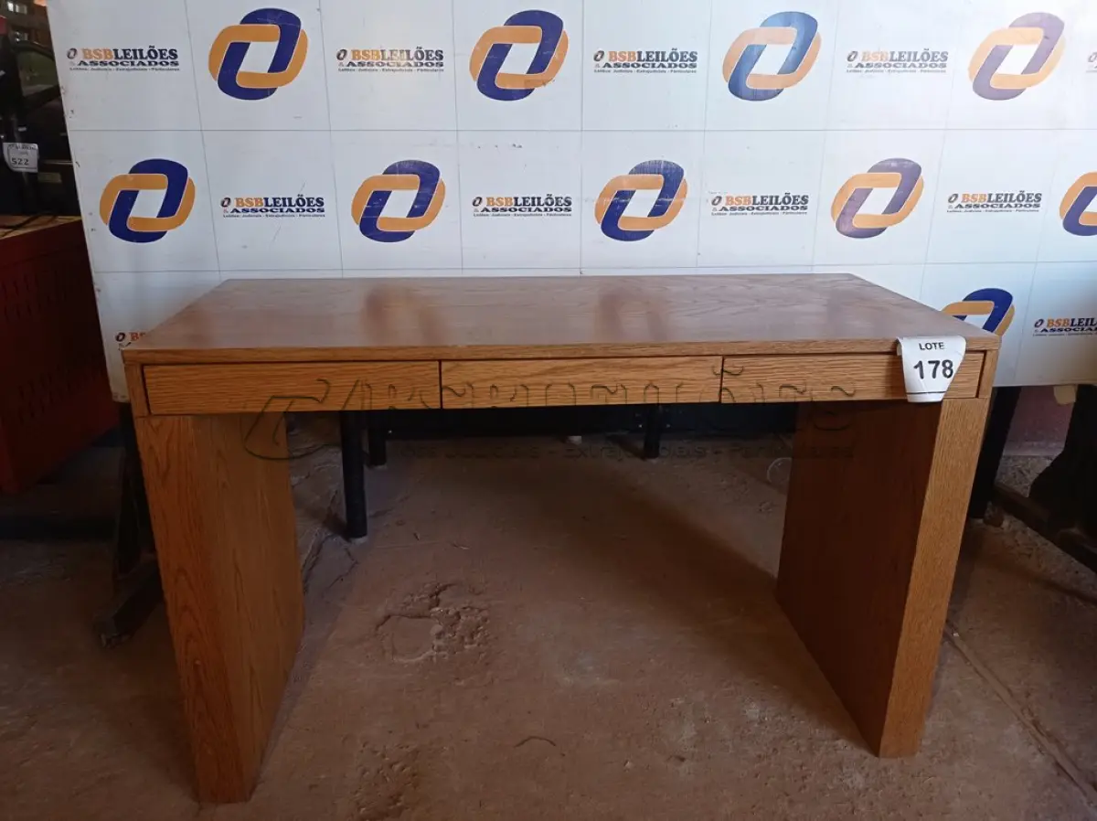 LOTE 178 - 01 MESA EM MADEIRA COM 3 GAVETAS (OFFICE TABLE). (NO ESTADO EM QUE SE ENCONTRA. SUJEITO A AVARIAS OCULTAS/VISÍVEIS.) BF8524E