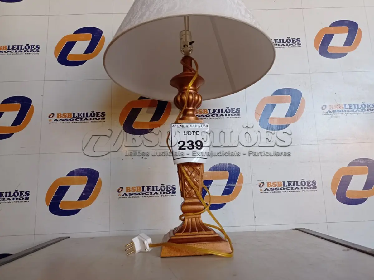 LOTE 239 - 01 ABAJUR COM CÚPULA (LAMP). (NO ESTADO EM QUE SE ENCONTRA. SUJEITO A AVARIAS OCULTAS/VISÍVEIS.) AV9975T