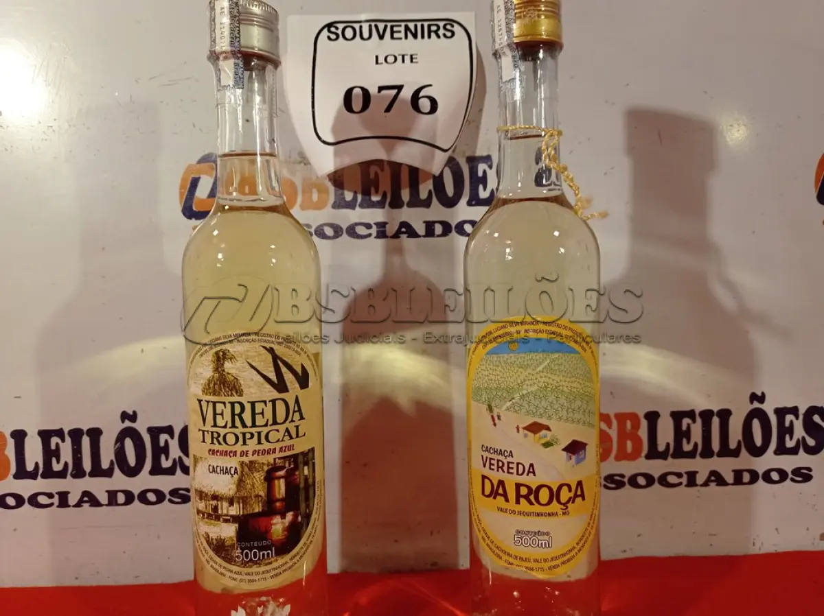 LOTE 076 - 02 GARRAFAS DE CACHAÇA DE 500ML, SENDO 01 VEREDA TROPICAL E 01 VEREDA DA ROÇA. LACRADAS. (NO ESTADO EM QUE SE ENCONTRA) ATENÇÃO! FAZER A VISITAÇÃO ANTES DE ARREMATAR, NÃO SABEMOS SE FUNCIONA. LEILÃO NÃO TEM GARANTIA E NEM DEVOLUÇÃO, SUJEITO A POSSÍVEIS AVARIAS VISÍVEIS/OCULTAS E/OU AUSÊNCIA DE COMPONENTES.  