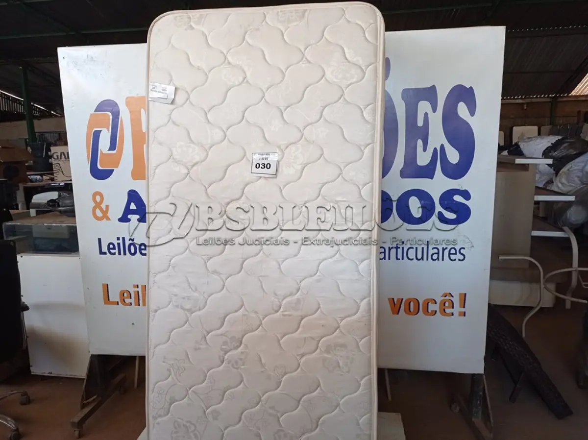 LOTE 030 - 01 COLCHÃO DE SOLTEIRO COM BASE (TWIN BED (MATTRESS+BOX). (NO ESTADO EM QUE SE ENCONTRA. SUJEITO A AVARIAS OCULTAS/VISÍVEIS.) BF1497W - AV9625V