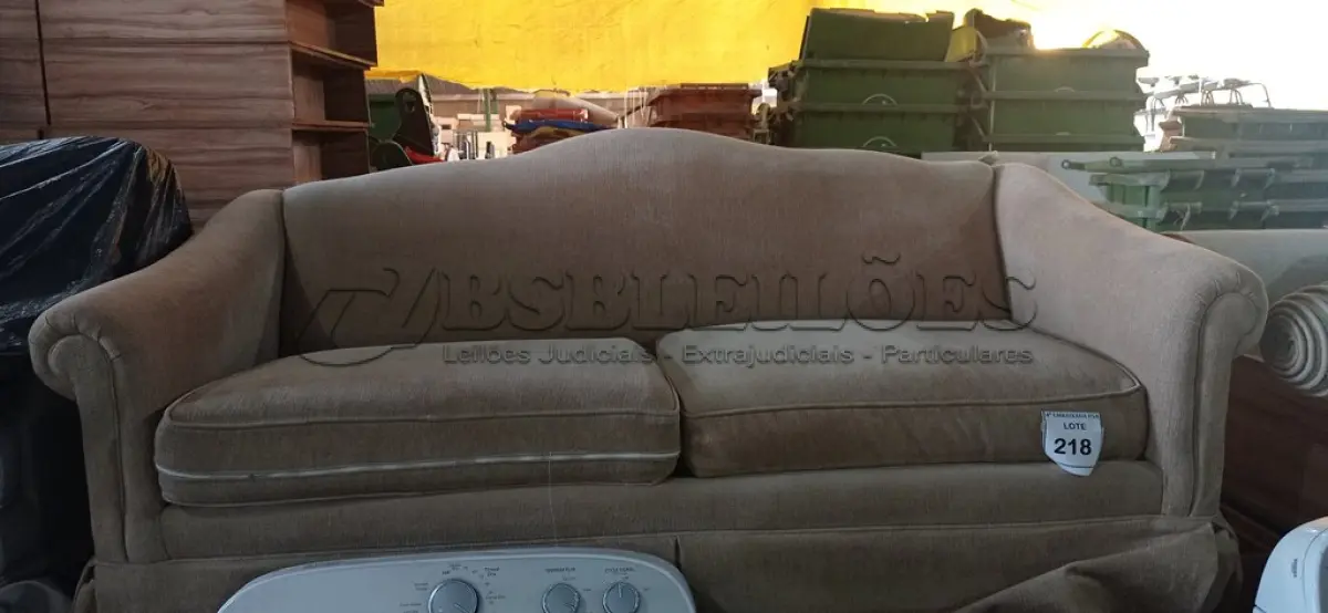 LOTE 218 - 01 SOFÁ 3 LUGARES (SOFÁ). (NO ESTADO EM QUE SE ENCONTRA. SUJEITO A AVARIAS OCULTAS/VISÍVEIS.) AV9500A