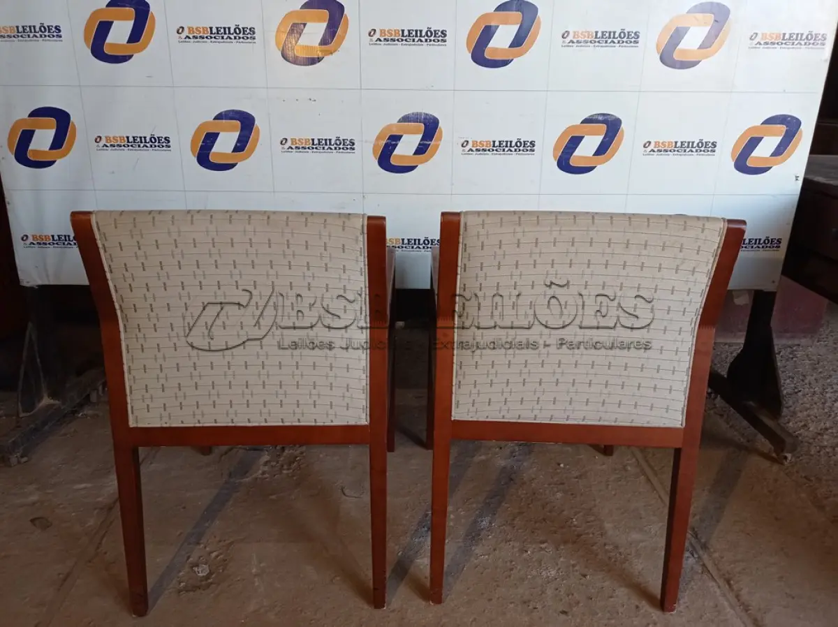 LOTE 144 - 02 CADEIRAS EM MADEIRA (CHAIRS). (NO ESTADO EM QUE SE ENCONTRA. SUJEITO A AVARIAS OCULTAS/VISÍVEIS.) 0000066