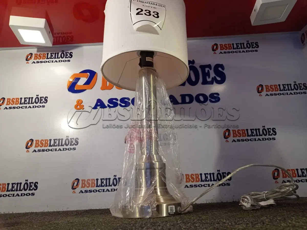 LOTE 233 - 01 ABAJUR COM CÚPULA BASE CROMADA (LAMP). (NO ESTADO EM QUE SE ENCONTRA. SUJEITO A AVARIAS OCULTAS/VISÍVEIS.) BJ6893U