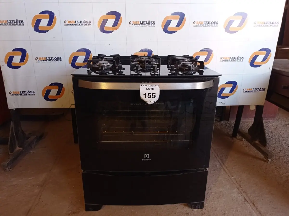 LOTE 155 - 01 FOGÃO ELECTROLUX 5 BOCAS BIVOLTS (RANGE). (NO ESTADO EM QUE SE ENCONTRA. SUJEITO A AVARIAS OCULTAS/VISÍVEIS.) BF8673E