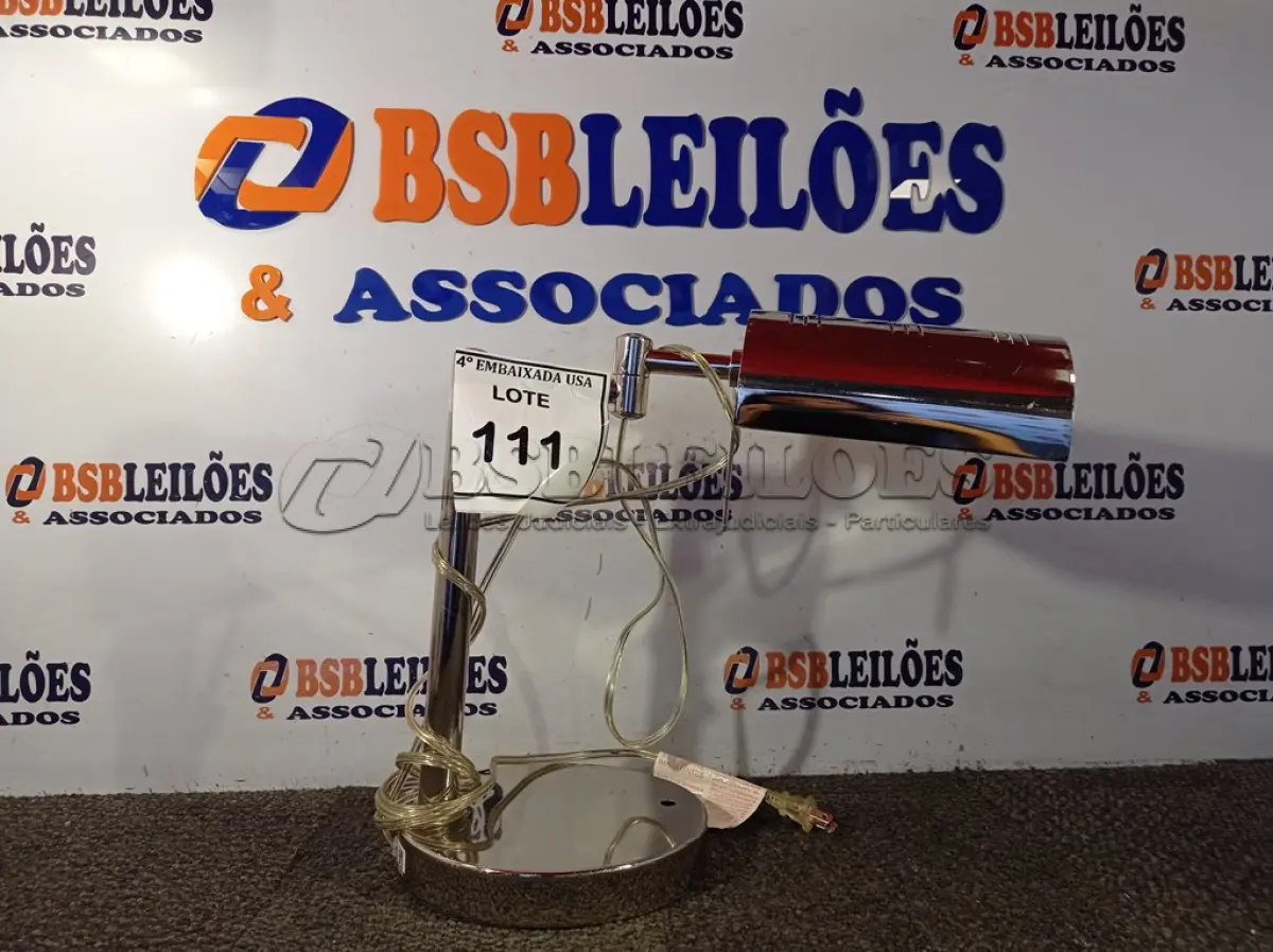 LOTE 111 - 01 ABAJUR DE MESA BASE CROMADA COM LÂMPADA BIVOLT (LAMP). (NO ESTADO EM QUE SE ENCONTRA. SUJEITO A AVARIAS OCULTAS/VISÍVEIS.) AU2247E