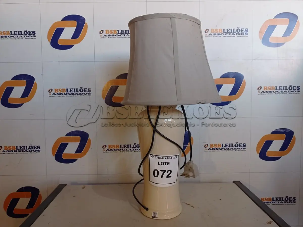 LOTE 072 - 01 ABAJUR COM BASE DE PORCELANA E CÚPULA (LAMP). (NO ESTADO EM QUE SE ENCONTRA. SUJEITO A AVARIAS OCULTAS/VISÍVEIS.) AV9423C