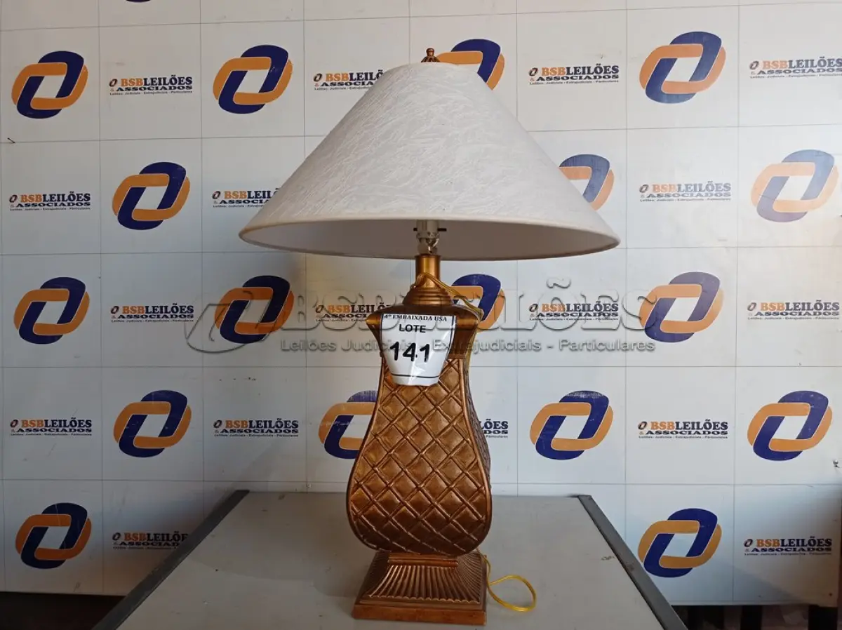 LOTE 141 - 01 ABAJUR COM CÚPULA E 01 ABAJUR COM AVARIAS (LAMP). (NO ESTADO EM QUE SE ENCONTRA. SUJEITO A AVARIAS OCULTAS/VISÍVEIS.) BF8645T, AV9508A