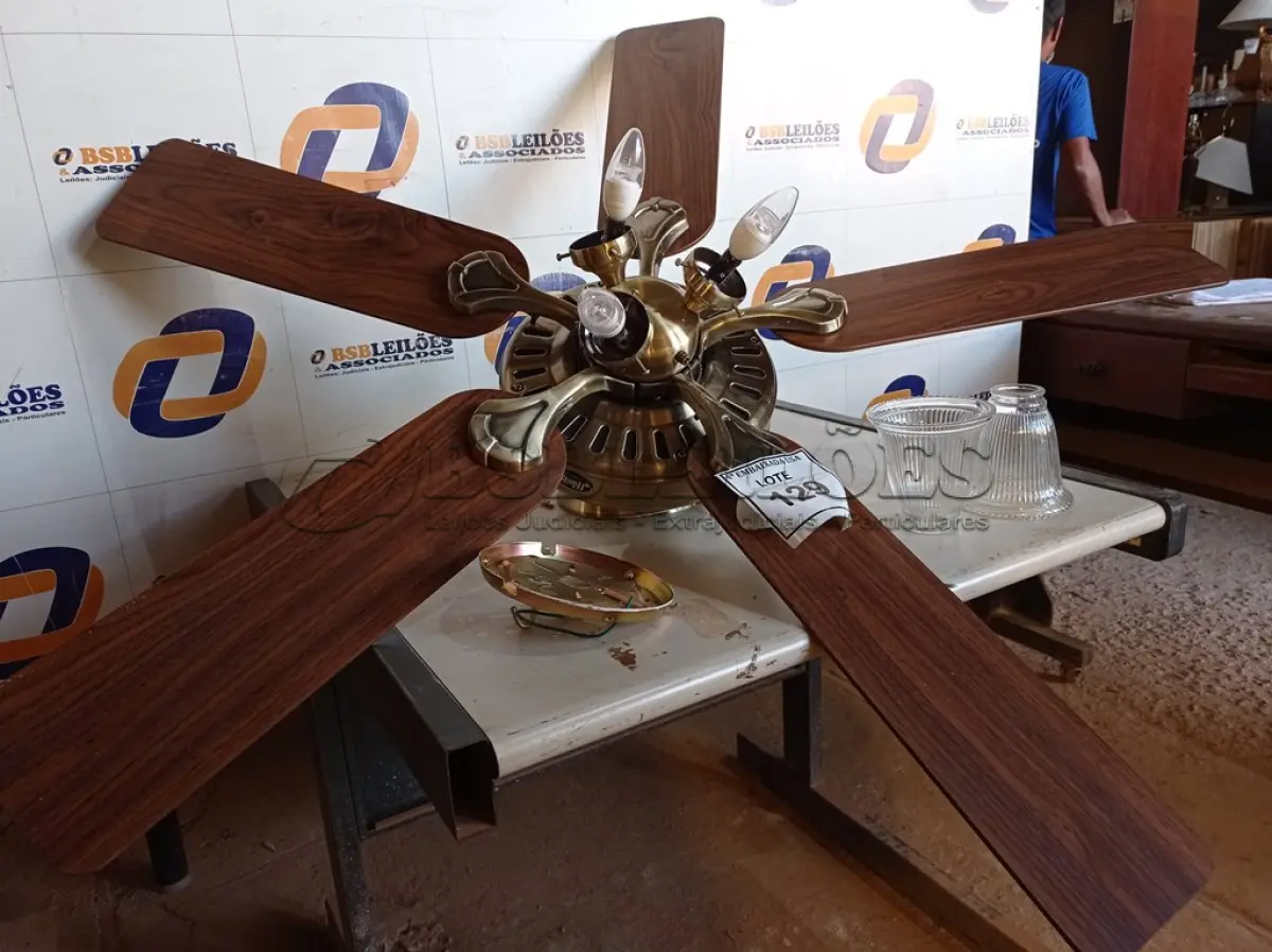 LOTE 129 - 01 VENTILADOR DE TETO COM PALETAS EM MADEIRA MARCA HUNTER) (1 WITH CEILING FANS). (NO ESTADO EM QUE SE ENCONTRA. SUJEITO A AVARIAS OCULTAS/VISÍVEIS.)000057