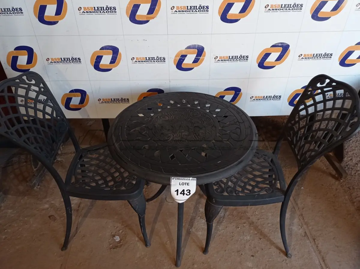 LOTE 143 - 01 MESA REDONDA E 02 CADEIRAS PARA PISCINA (DESK)(CHAIR). (NO ESTADO EM QUE SE ENCONTRA. SUJEITO A AVARIAS OCULTAS/VISÍVEIS.) AV9886E, AV9886D, AV9886G