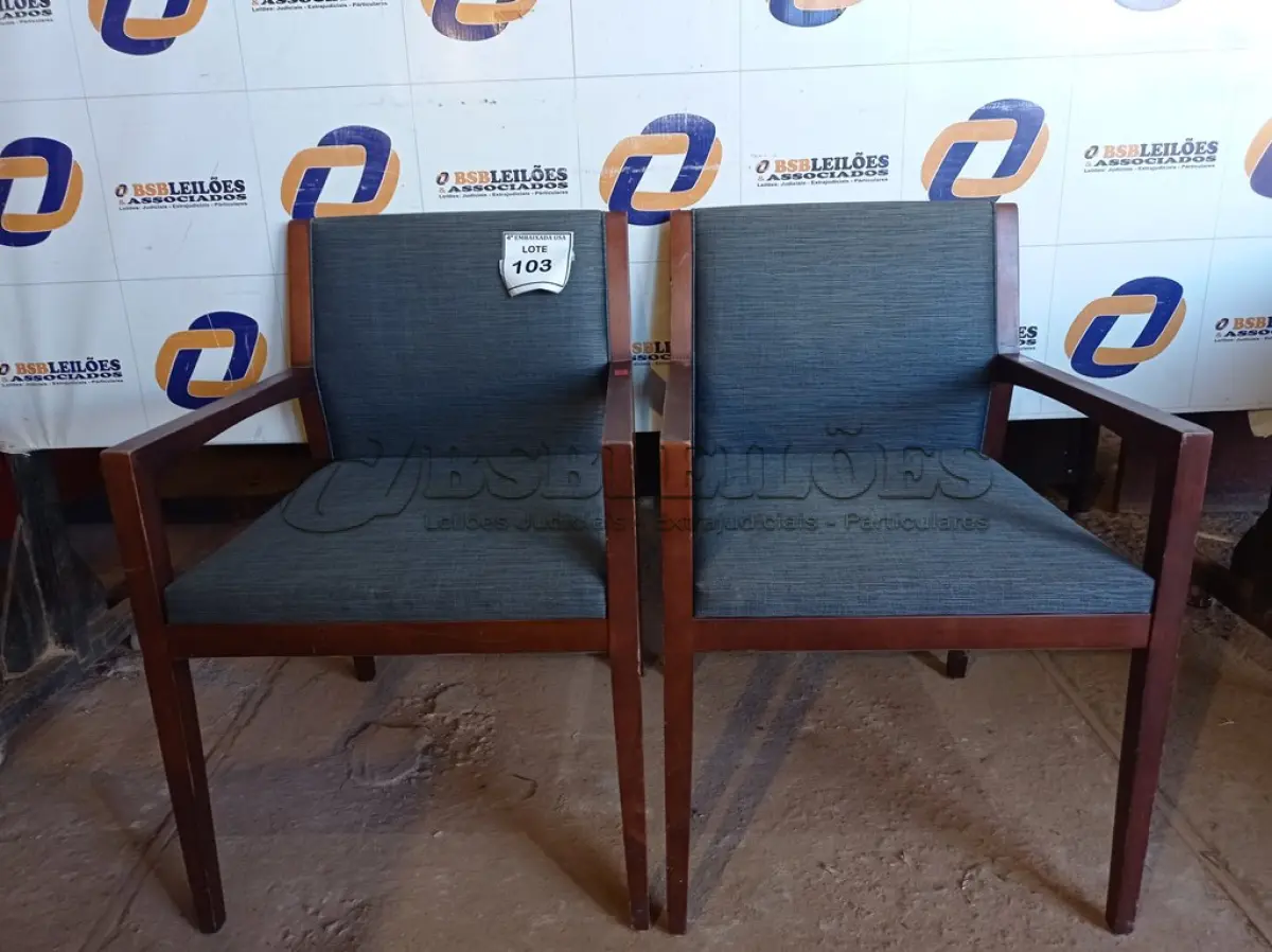 LOTE 103 - 02 CADEIRAS EM MADEIRA COM ESTOFADO CINZA (OFFICE CHAIR).  (NO ESTADO EM QUE SE ENCONTRA. SUJEITO A AVARIAS OCULTAS/VISÍVEIS.)0000074