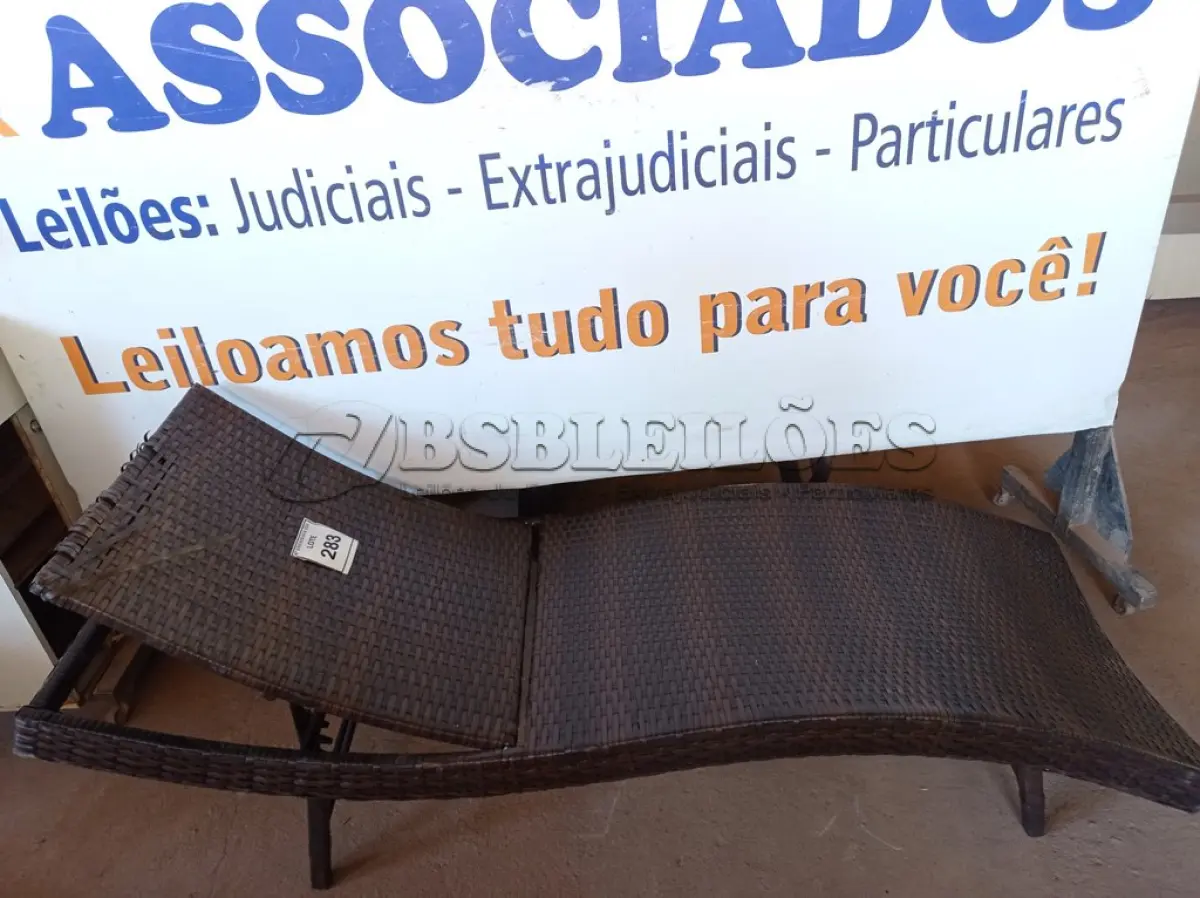 LOTE 283 - 01 ESPREGUIÇADEIRA PARA PISCINA (LOUNGE CHAIRS). (NO ESTADO EM QUE SE ENCONTRA. SUJEITO A AVARIAS OCULTAS/VISÍVEIS.) BH1552U