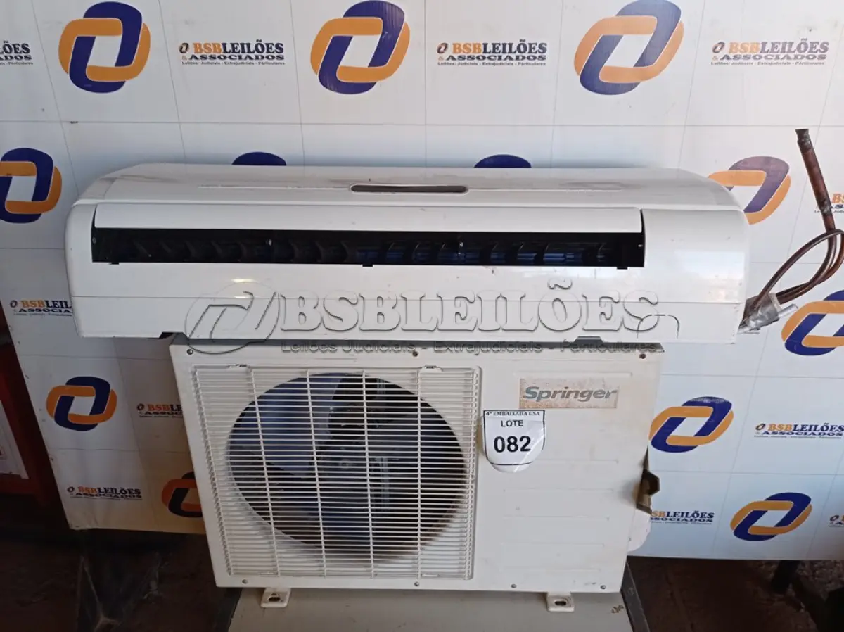 LOTE 082 - 01 AR-CONDICIONADO SPRINGER 12000BTUS SEM CONTROLE (AIR CONDITIONER). (NO ESTADO EM QUE SE ENCONTRA. SUJEITO A AVARIAS OCULTAS/VISÍVEIS.) AV9332H