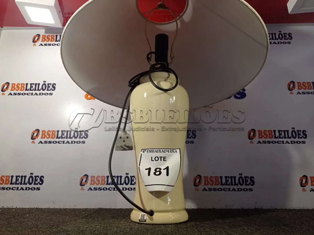 LOTE 181 - 01 ABAJUR COM BASE DE PORCELANA E CÚPULA (LAMP). (NO ESTADO EM QUE SE ENCONTRA. SUJEITO A AVARIAS OCULTAS/VISÍVEIS.) AV9390U