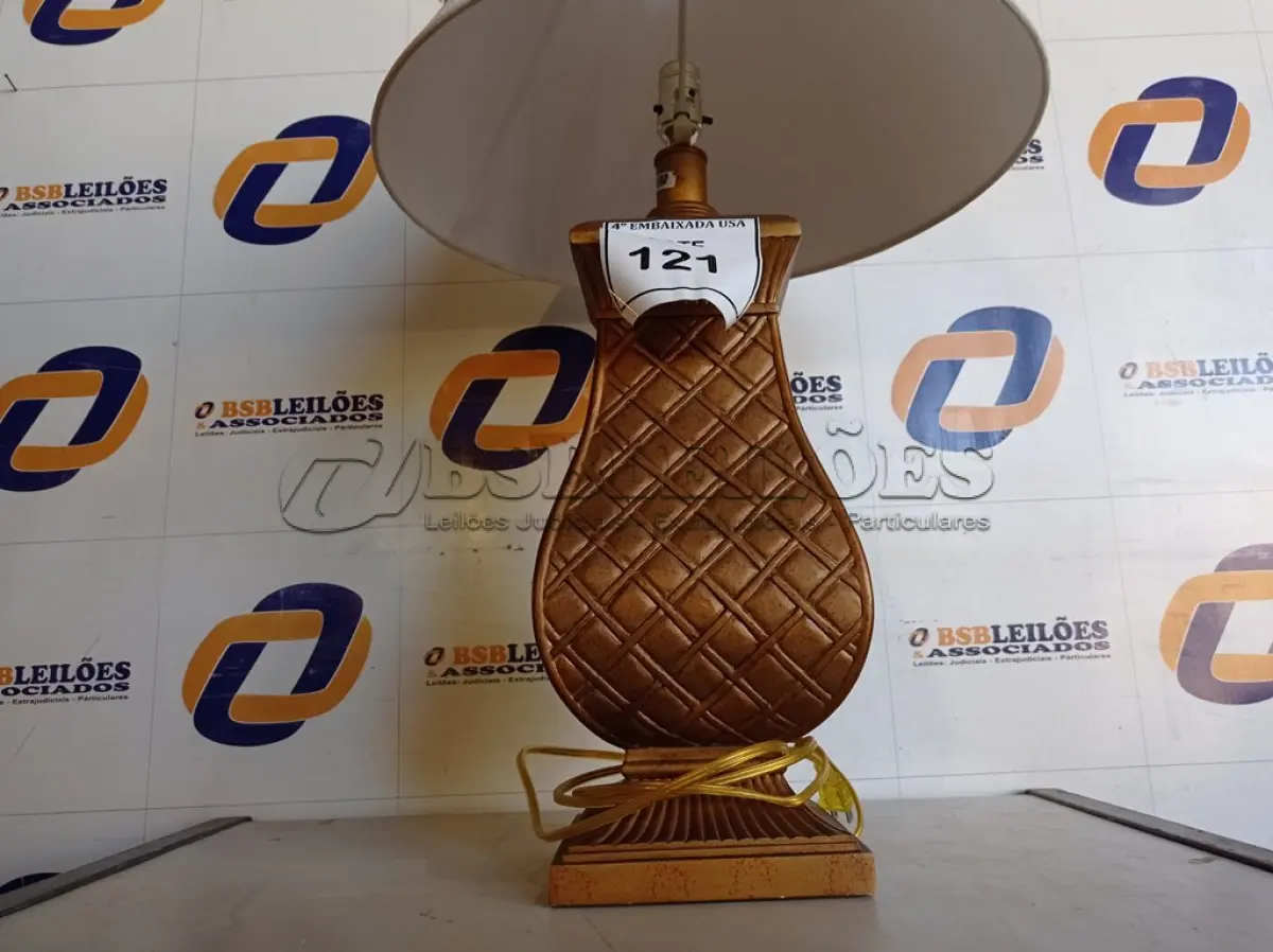 LOTE 121 - 01 ABAJUR COM CÚPULA.  (LAMP). (NO ESTADO EM QUE SE ENCONTRA. SUJEITO A AVARIAS OCULTAS/VISÍVEIS.) AV9472M