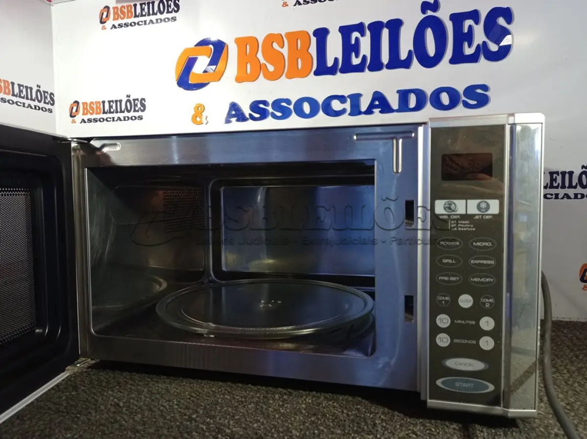 LOTE 032 - 01 MICRO-ONDAS MARCA SMAD 220V COM PRATO MICROWAVE. (NO ESTADO EM QUE SE ENCONTRA. SUJEITO A AVARIAS OCULTAS/VISÍVEIS.) BF8618G