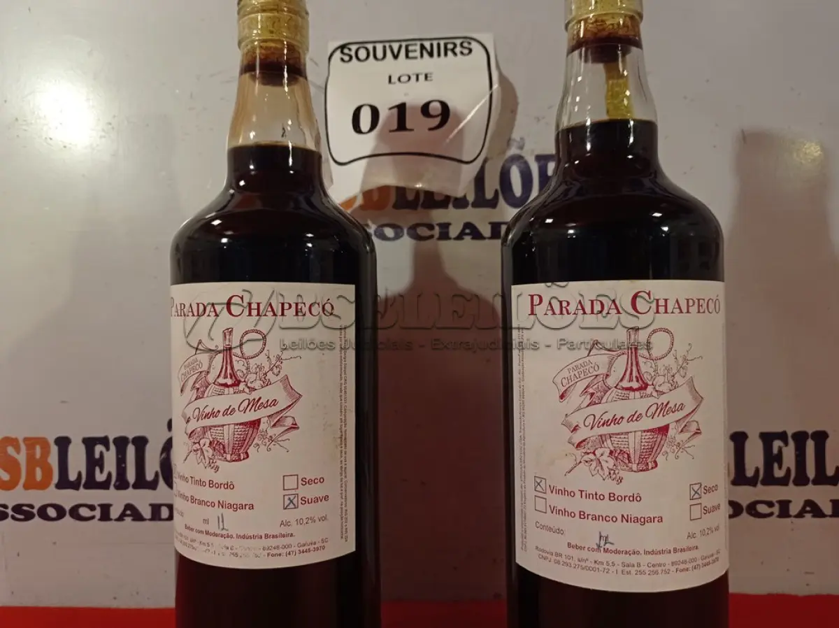 LOTE 019 - 02 GARRAFAS DE VINHOS PARADA CHAPECÓ, SENDO 01 VINHO TINTO BORDO SECO E 01 SUAVE 1 LITRO. LACRADO.  (NO ESTADO EM QUE SE ENCONTRA) ATENÇÃO! FAZER A VISITAÇÃO ANTES DE ARREMATAR, NÃO SABEMOS SE FUNCIONA. LEILÃO NÃO TEM GARANTIA E NEM DEVOLUÇÃO, SUJEITO A POSSÍVEIS AVARIAS VISÍVEIS/OCULTAS E/OU AUSÊNCIA DE COMPONENTES.  