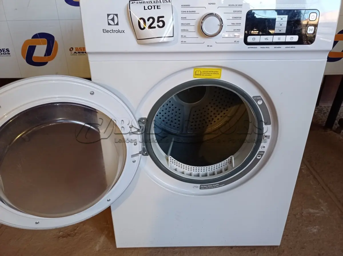 LOTE 025 - 01 SECADORA DE ROUPAS 11KG 220V MARCA ELECTROLUX.  (NO ESTADO EM QUE SE ENCONTRA. SUJEITO A AVARIAS OCULTAS/VISÍVEIS.) BF8675D