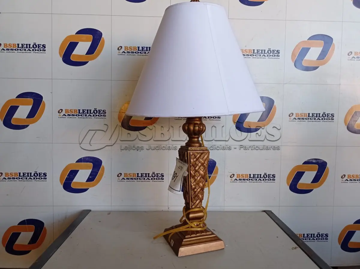 LOTE 091 - 01 ABAJUR COM CÚPULA LAMP. (NO ESTADO EM QUE SE ENCONTRA. SUJEITO A AVARIAS OCULTAS/VISÍVEIS.) AV9650A