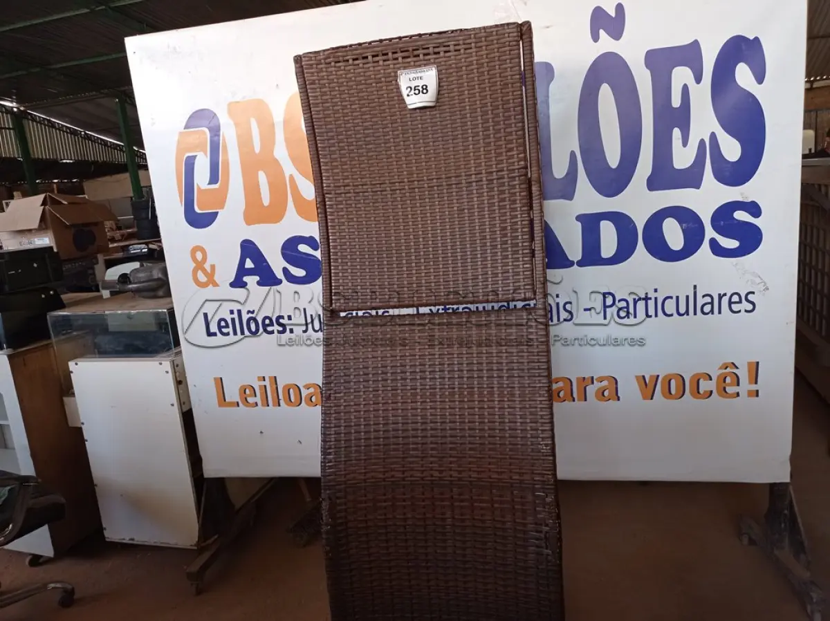 LOTE 258 - 01 ESPREGUIÇADEIRA PARA PISCINA (LOUNGE CHAIR). (NO ESTADO EM QUE SE ENCONTRA. SUJEITO A AVARIAS OCULTAS/VISÍVEIS.) BH1583N