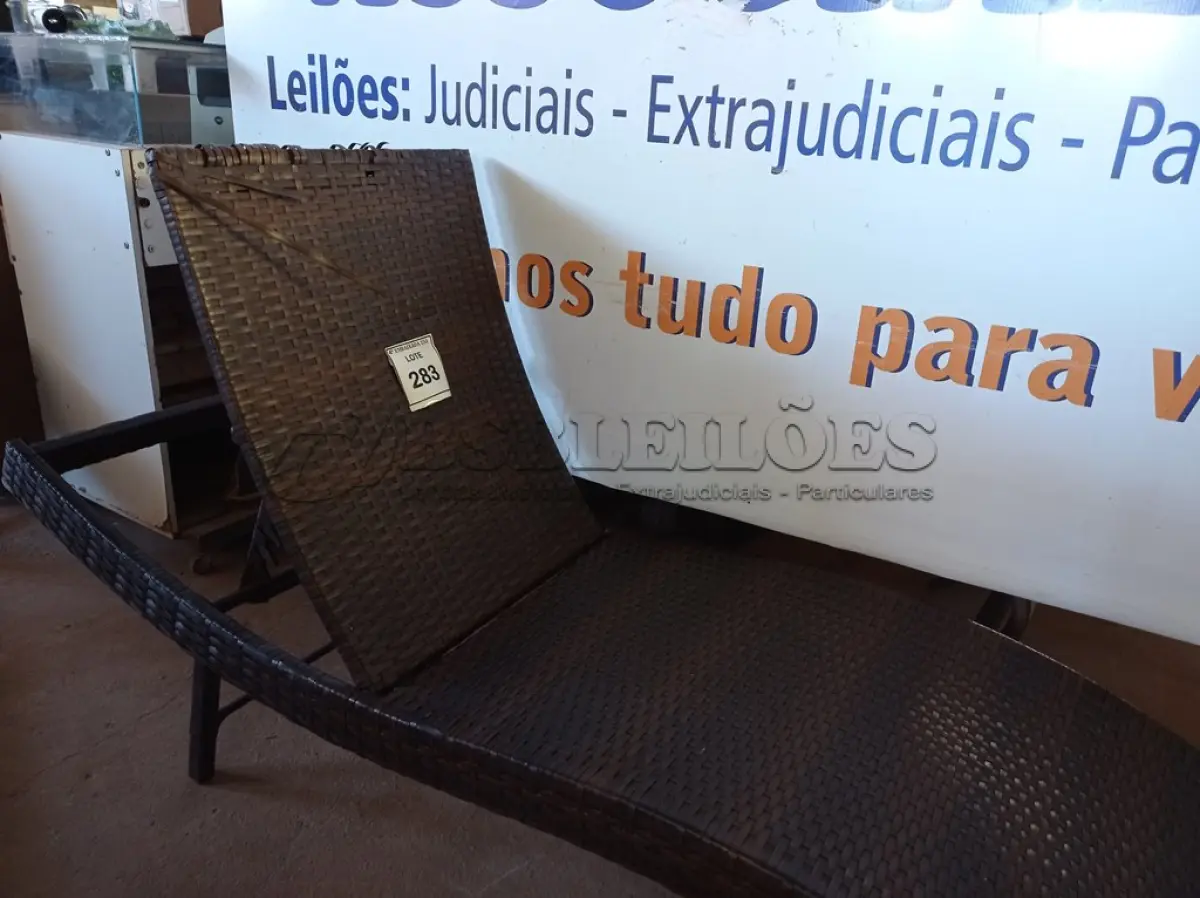 LOTE 283 - 01 ESPREGUIÇADEIRA PARA PISCINA (LOUNGE CHAIRS). (NO ESTADO EM QUE SE ENCONTRA. SUJEITO A AVARIAS OCULTAS/VISÍVEIS.) BH1552U