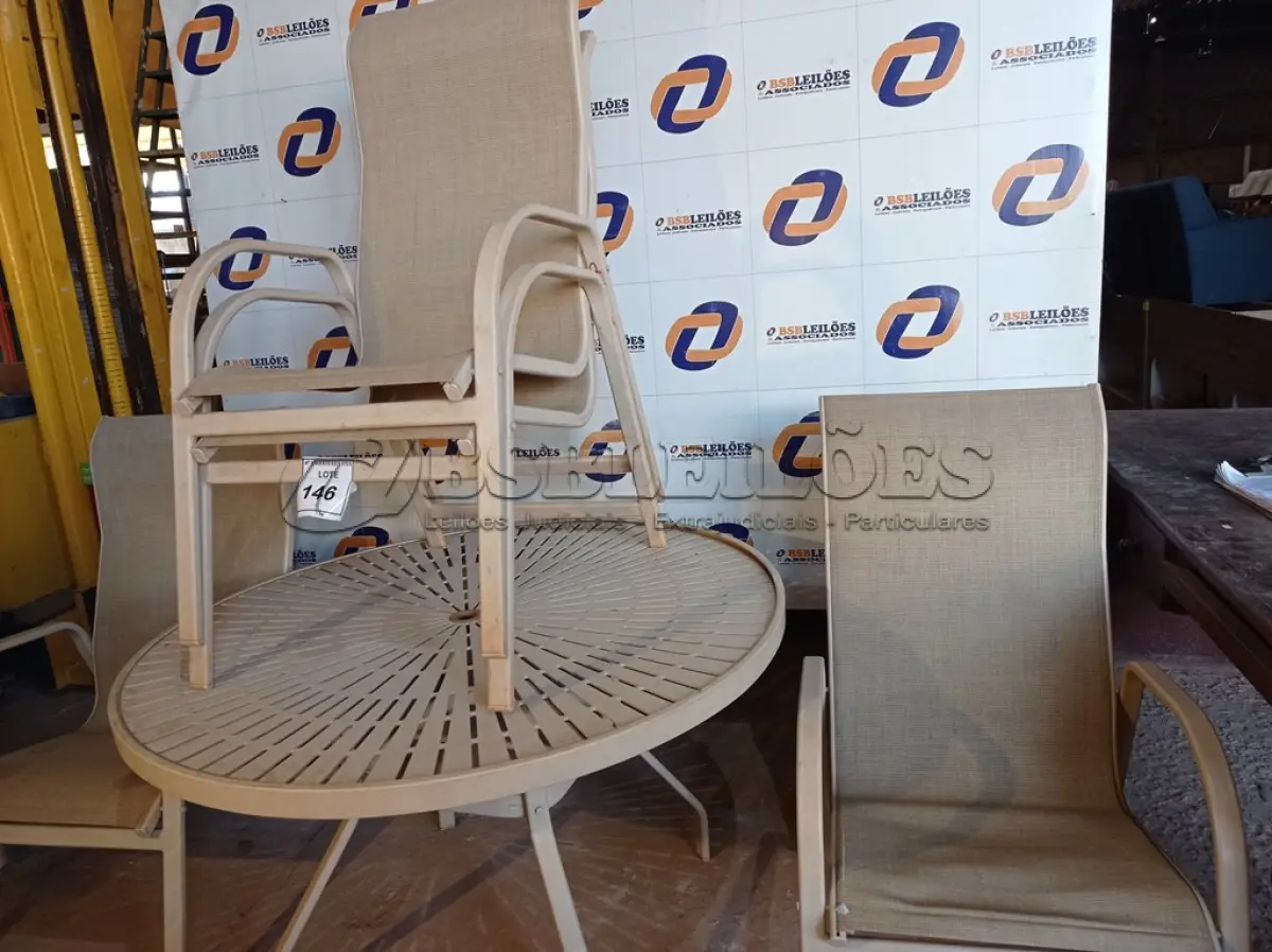 LOTE 146 - 01 MESA COM 04 CADEIRAS EM ALUMÍNIO PARA PISCINA MARCA WINDWARD) (01 DESK AND 04 SHAIR). (NO ESTADO EM QUE SE ENCONTRA. SUJEITO A AVARIAS OCULTAS/VISÍVEIS.) AV9984A, BJ7387P, AV9588N, BF8595S, AV9588A