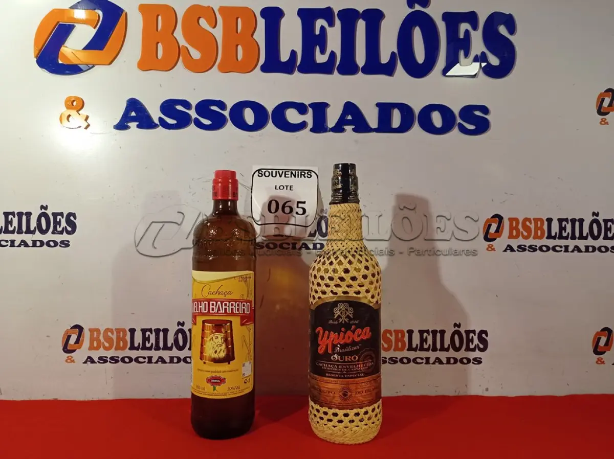 LOTE 065 - 01 GARRAFA DE VELHO BARREIRO 910ML, 01 YPIÓCA OURO CARVALHO C/ PALHA 965ML. (NO ESTADO EM QUE SE ENCONTRA) ATENÇÃO! FAZER A VISITAÇÃO ANTES DE ARREMATAR, NÃO SABEMOS SE FUNCIONA. LEILÃO NÃO TEM GARANTIA E NEM DEVOLUÇÃO, SUJEITO A POSSÍVEIS AVARIAS VISÍVEIS/OCULTAS E/OU AUSÊNCIA DE COMPONENTES.  