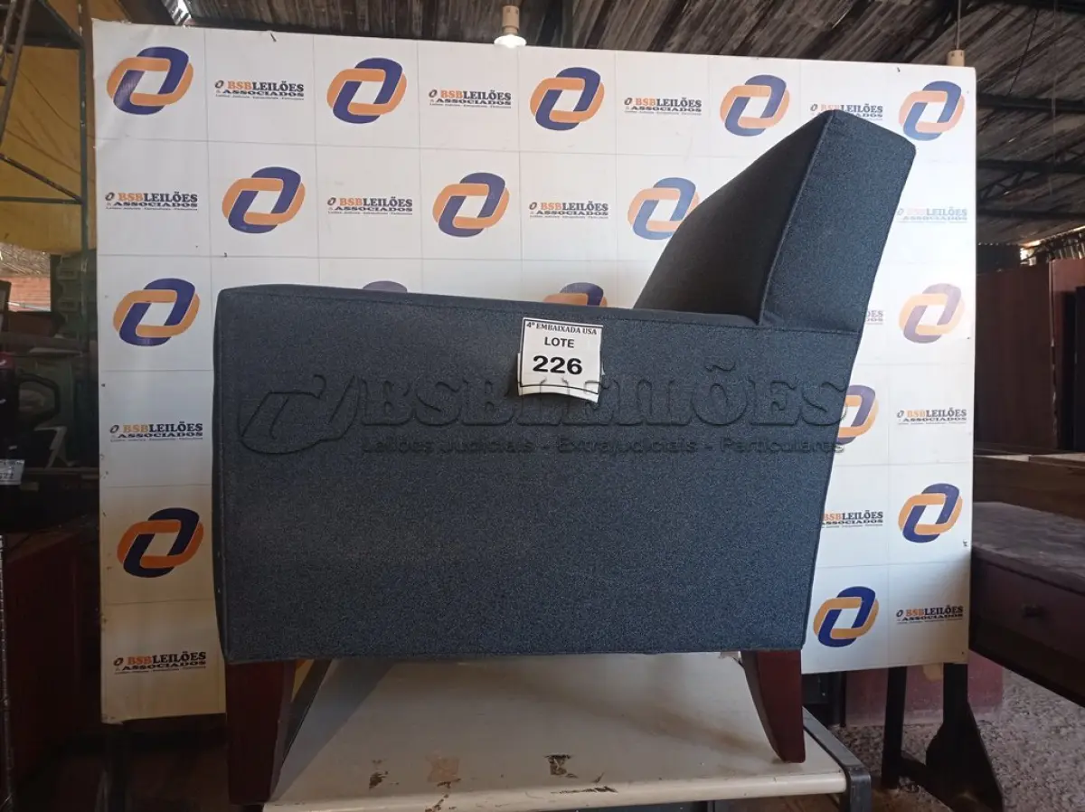 LOTE 226 - 01 POLTRONA AZUL (ARMCHAIR). (NO ESTADO EM QUE SE ENCONTRA. SUJEITO A AVARIAS OCULTAS/VISÍVEIS.) 0000058