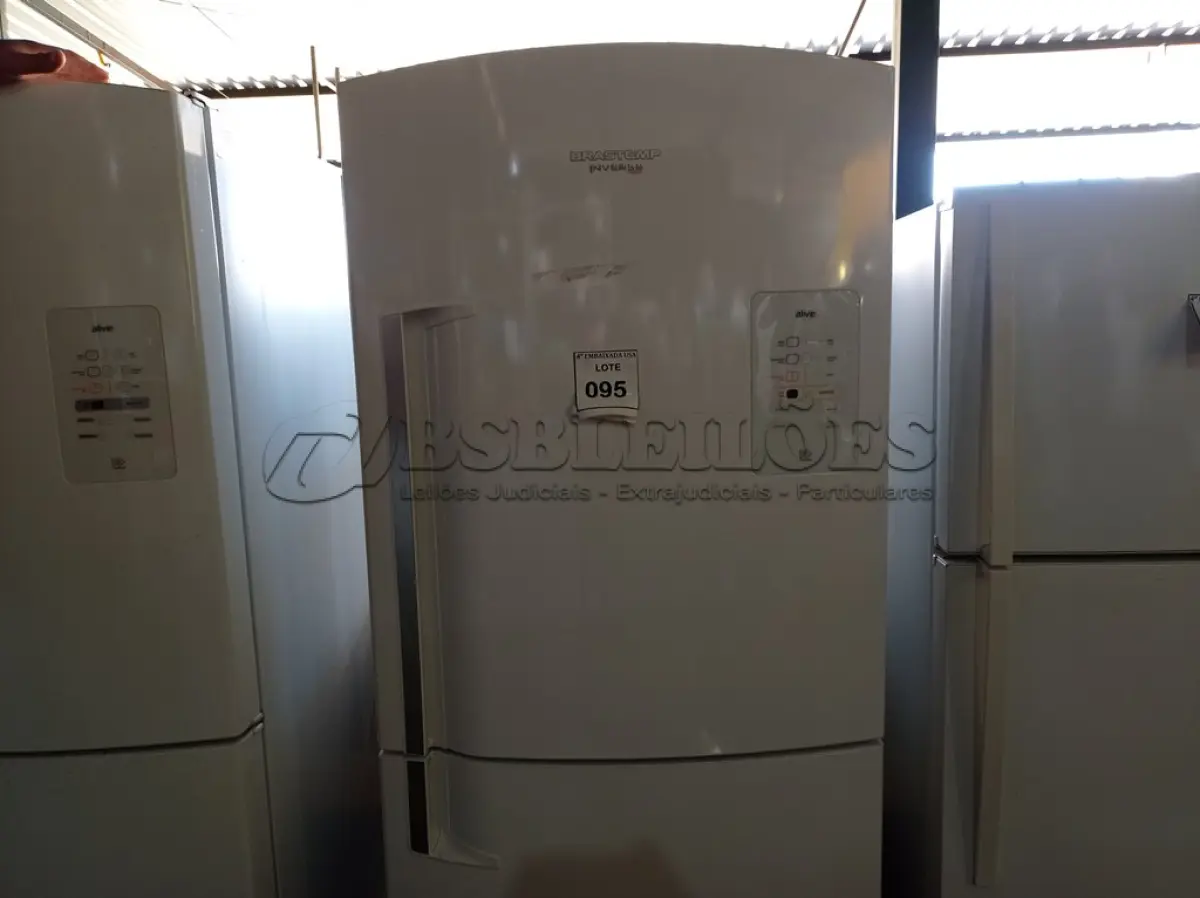 LOTE 095 - 01 GELADEIRA BRASTEMP INVERSE 220V (REFRIGERATOR). (NO ESTADO EM QUE SE ENCONTRA. SUJEITO A AVARIAS OCULTAS/VISÍVEIS.) AV9322E