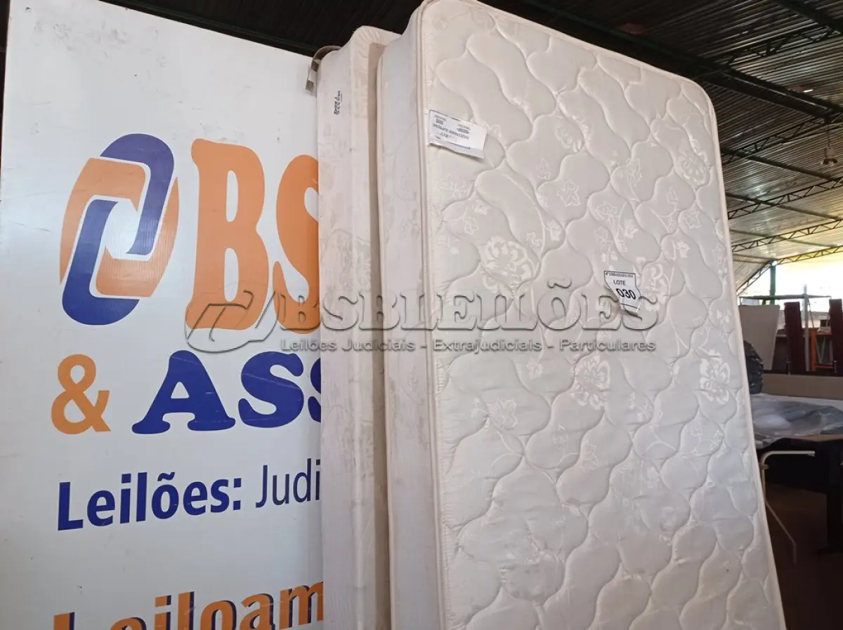 LOTE 030 - 01 COLCHÃO DE SOLTEIRO COM BASE (TWIN BED (MATTRESS+BOX). (NO ESTADO EM QUE SE ENCONTRA. SUJEITO A AVARIAS OCULTAS/VISÍVEIS.) BF1497W - AV9625V