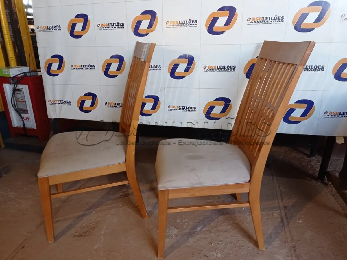 LOTE 136 - 02 CADEIRAS PÉS EM MADEIRA (CHAIR).  (NO ESTADO EM QUE SE ENCONTRA. SUJEITO A AVARIAS OCULTAS/VISÍVEIS.) BF8524L, BF8524S