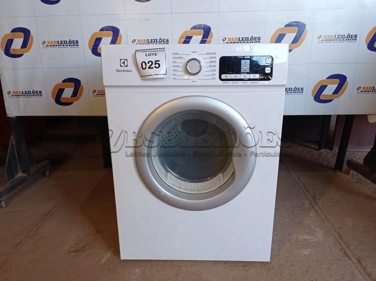LOTE 025 - 01 SECADORA DE ROUPAS 11KG 220V MARCA ELECTROLUX.  (NO ESTADO EM QUE SE ENCONTRA. SUJEITO A AVARIAS OCULTAS/VISÍVEIS.) BF8675D