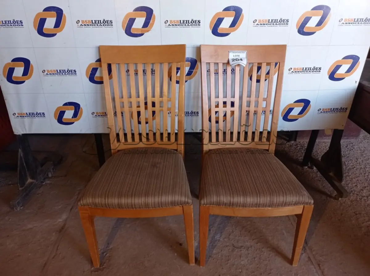 LOTE 204 - 02 CADEIRAS EM MADEIRA ESTOFADAS (CHAIR). (NO ESTADO EM QUE SE ENCONTRA. SUJEITO A AVARIAS OCULTAS/VISÍVEIS.) BF8529D, BF8530G