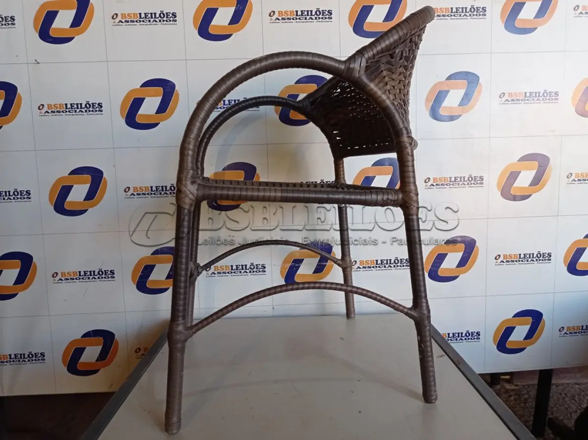 LOTE 099 - 01 CADEIRA EM FIBRA SINTÉTICA. (CHAIR, GARDEN). (NO ESTADO EM QUE SE ENCONTRA. SUJEITO A AVARIAS OCULTAS/VISÍVEIS.) AV9404S.