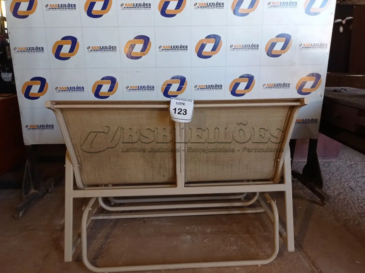 LOTE 123 - 01 CADEIRA DE BALANÇO DE DOIS LUGARES PARA PISCINA (SOFA GARDEN). (NO ESTADO EM QUE SE ENCONTRA. SUJEITO A AVARIAS OCULTAS/VISÍVEIS.) AV9803M