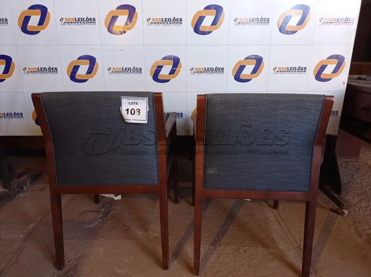 LOTE 103 - 02 CADEIRAS EM MADEIRA COM ESTOFADO CINZA (OFFICE CHAIR).  (NO ESTADO EM QUE SE ENCONTRA. SUJEITO A AVARIAS OCULTAS/VISÍVEIS.)0000074