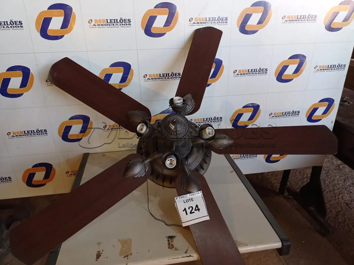 LOTE 124 - 01 VENTILADOR DE TETO COM PALETAS EM MADEIRA (1 WITH CEILING FANS). (NO ESTADO EM QUE SE ENCONTRA. SUJEITO A AVARIAS OCULTAS/VISÍVEIS.) 0000057