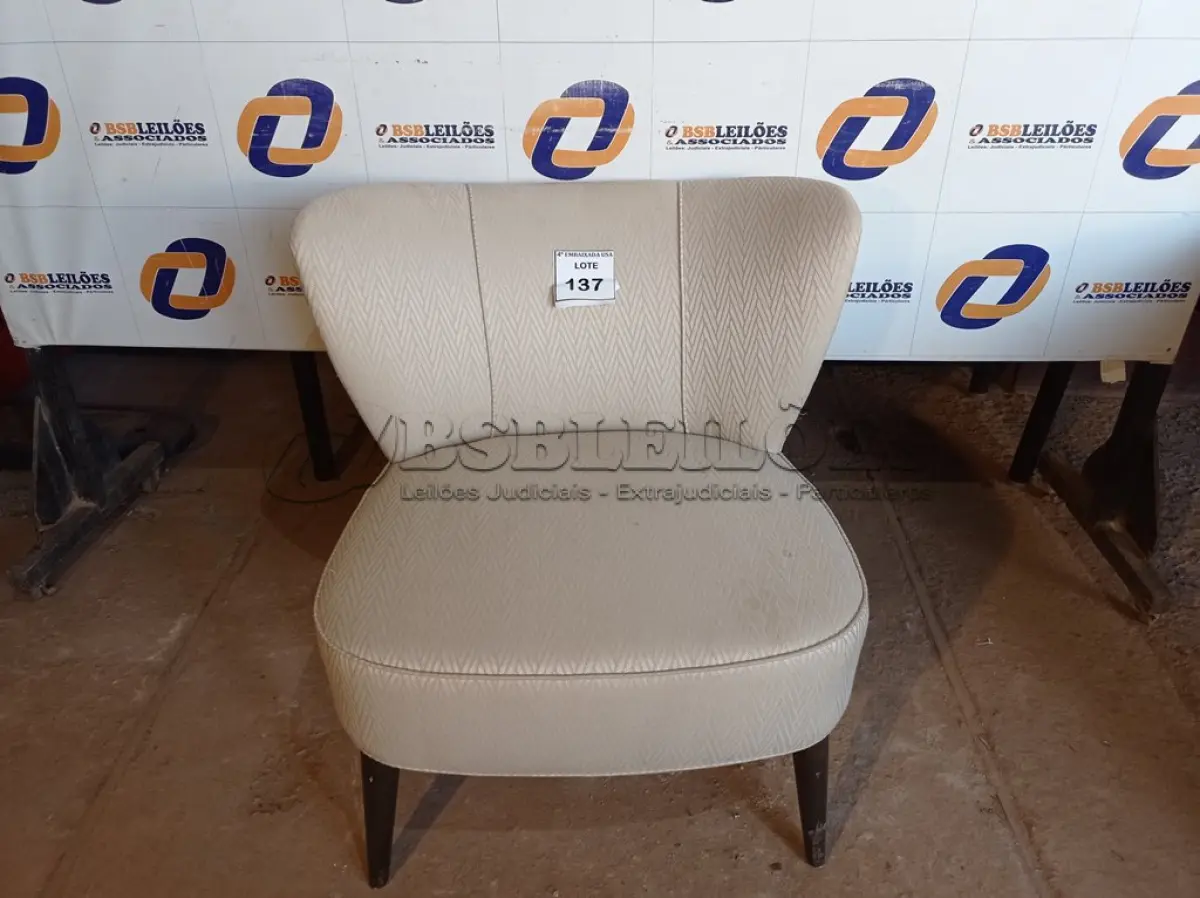 LOTE 137 - 01 POLTRONA (CHAIR EASY). (NO ESTADO EM QUE SE ENCONTRA. SUJEITO A AVARIAS OCULTAS/VISÍVEIS.) AU2165N
