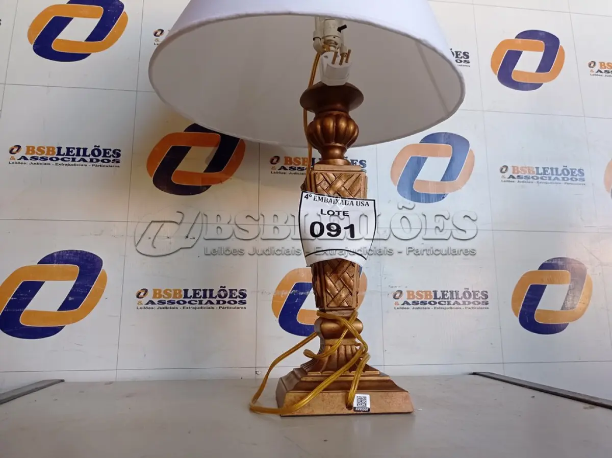 LOTE 091 - 01 ABAJUR COM CÚPULA LAMP. (NO ESTADO EM QUE SE ENCONTRA. SUJEITO A AVARIAS OCULTAS/VISÍVEIS.) AV9650A